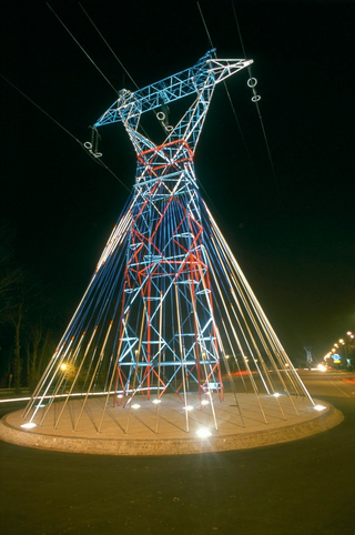 Illustration for article titled These Beautiful Giant Sculptures Support Power Lines With Style